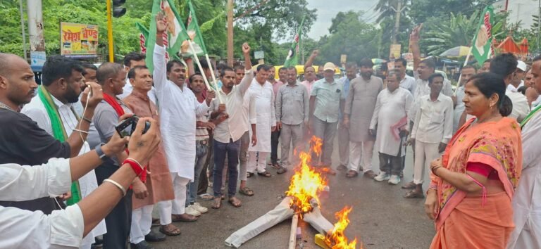 एसाआईआर, चुनावी पारदर्शिता और लोकतंत्र की रक्षा को लेकर राजद का प्रदर्शन, मुख्य चुनाव आयुक्त का फूका पुतला